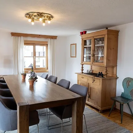 Haus Richard Falch شقة