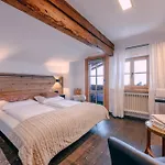 Chalet-Apartment für 9 bis 10 Personen zentral&ruhig 2 Min zur Galzigbahn Sankt Anton