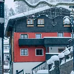 Chalet-Apartment für 9 bis 10 Personen zentral&ruhig 2 Min zur Galzigbahn Sankt Anton Apartamento